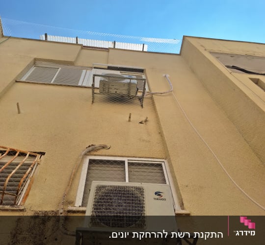 רשתות על חלונות ומזגנים למניעת כניסת יונים